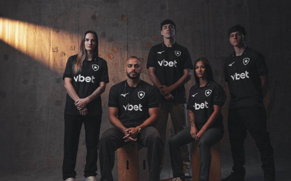 Botafogo anuncia nova camisa preta com Mizuno e divulga fotos oficiais
