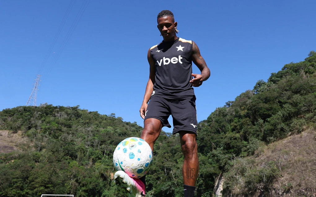 Jogador do Botafogo durante treino no estádio Nilton Santos