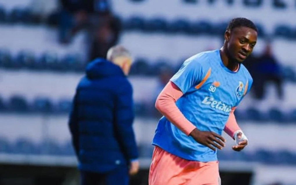 Domingos Andrade em treino pelo FC Porto, com bola e uniforme azul