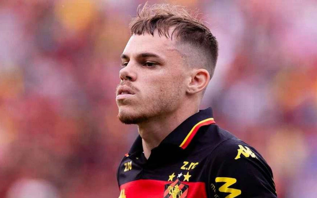Chrystian Barletta com a camisa do Sport disputando bola em partida