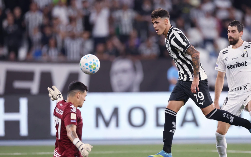 Lucas Emanuel comemorando o primeiro gol como profissional pelo Botafogo