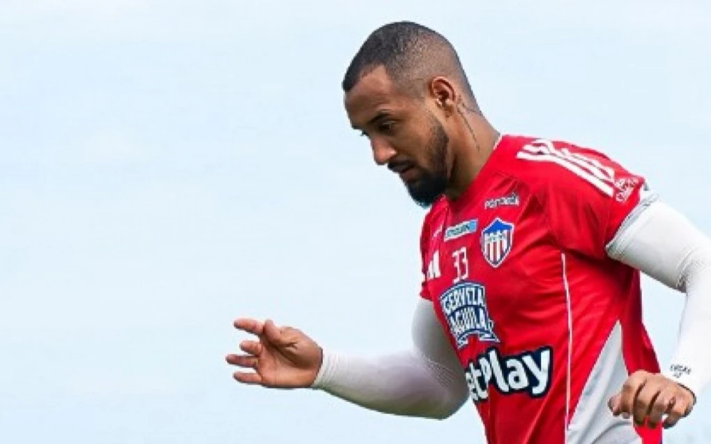Lucas Monzón, zagueiro de 24 anos, em foto oficial