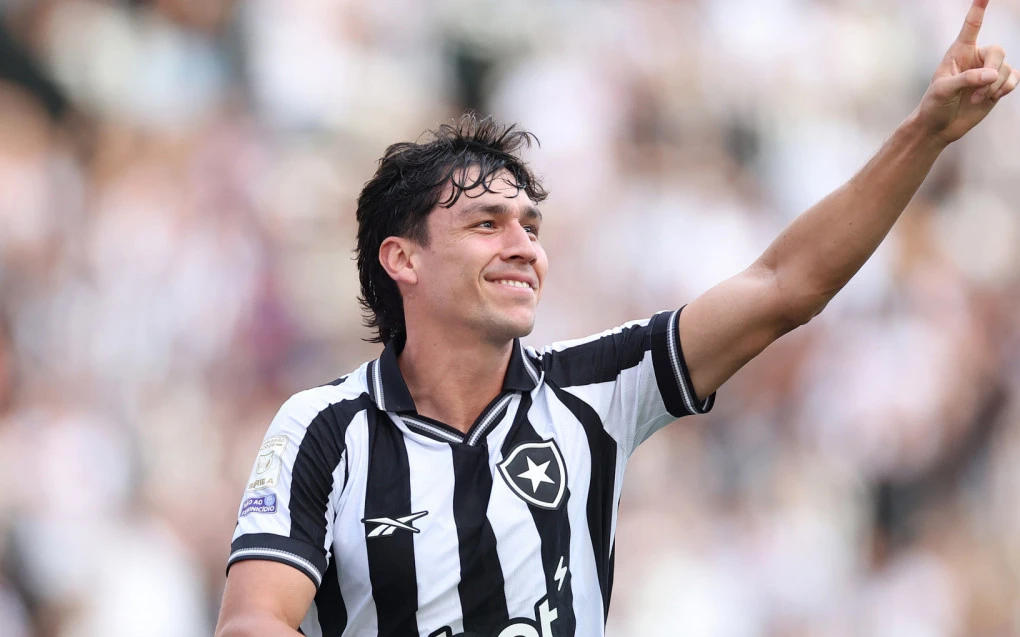 Ferraresi celebrando um gol com a camisa preta do Botafogo no estádio