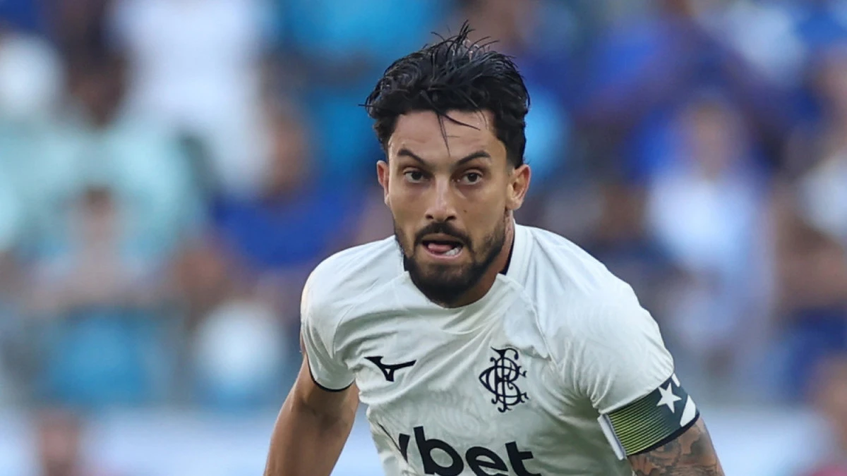 Telles com a camisa do Botafogo em comemoração à marca