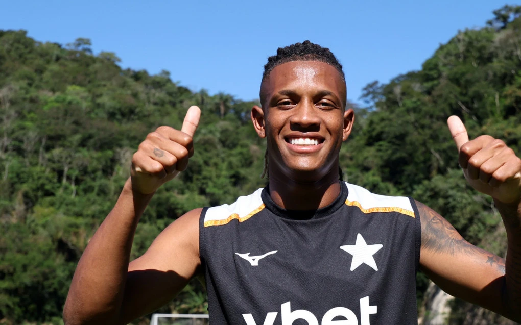Danilo com a camisa do Botafogo em campo