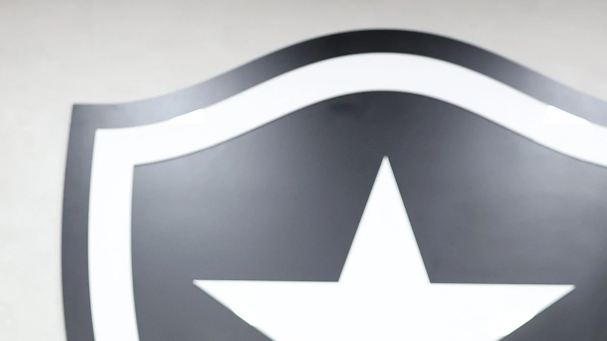 Kauan Toledo assinando renovação com camisa do Botafogo no Nilton Santos