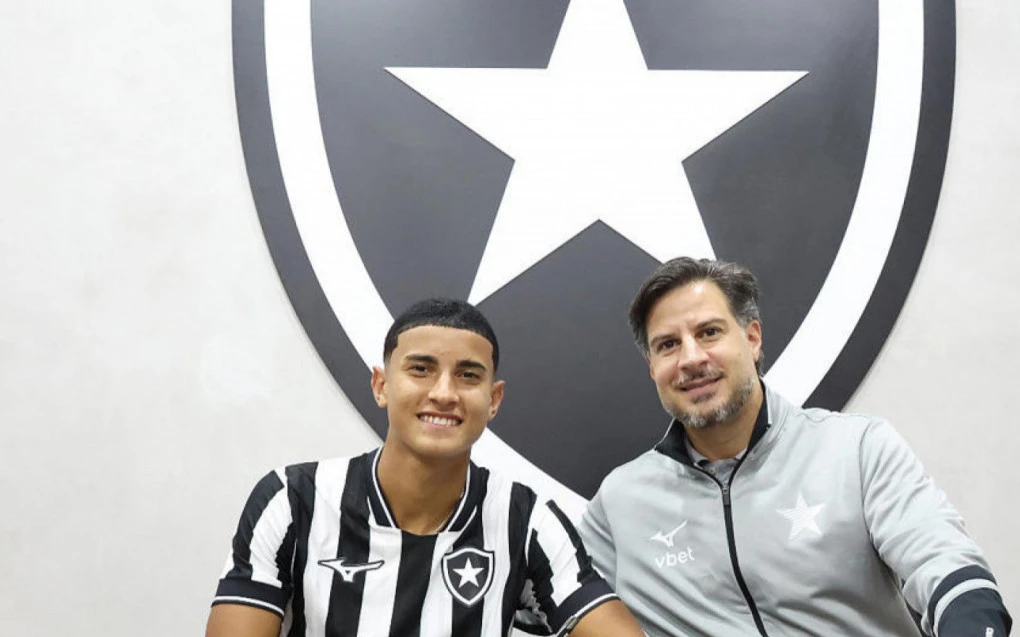 Victor Hugo comemorando com a camisa do Botafogo no gramado