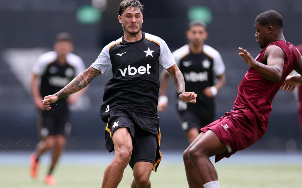 Jogadores do Botafogo em lance durante jogo-treino contra Bonsucesso no Estádio Nilton Santos