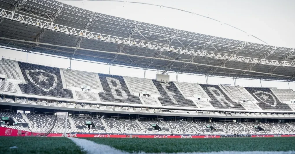 Arquibancadas e gramado do Estádio Nilton Santos à noite