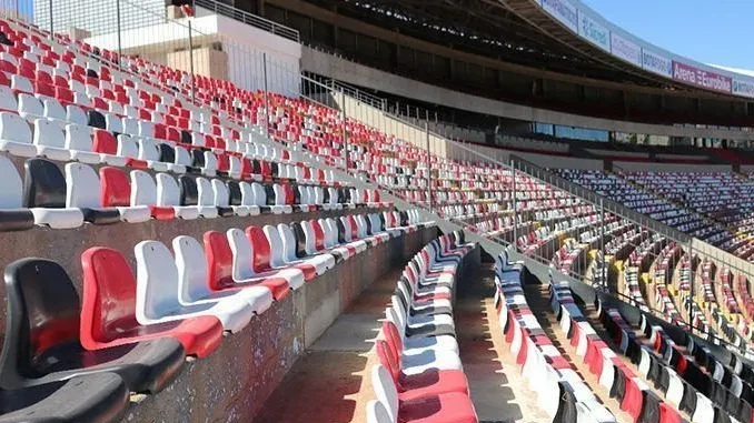 Jogadores do Botafogo-SP e do Avaí aquecendo no gramado do Estádio Santa Cruz