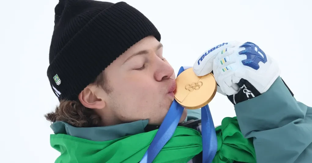 Lucas Pinheiro Braathen com a bandeira do Brasil após prova de esqui