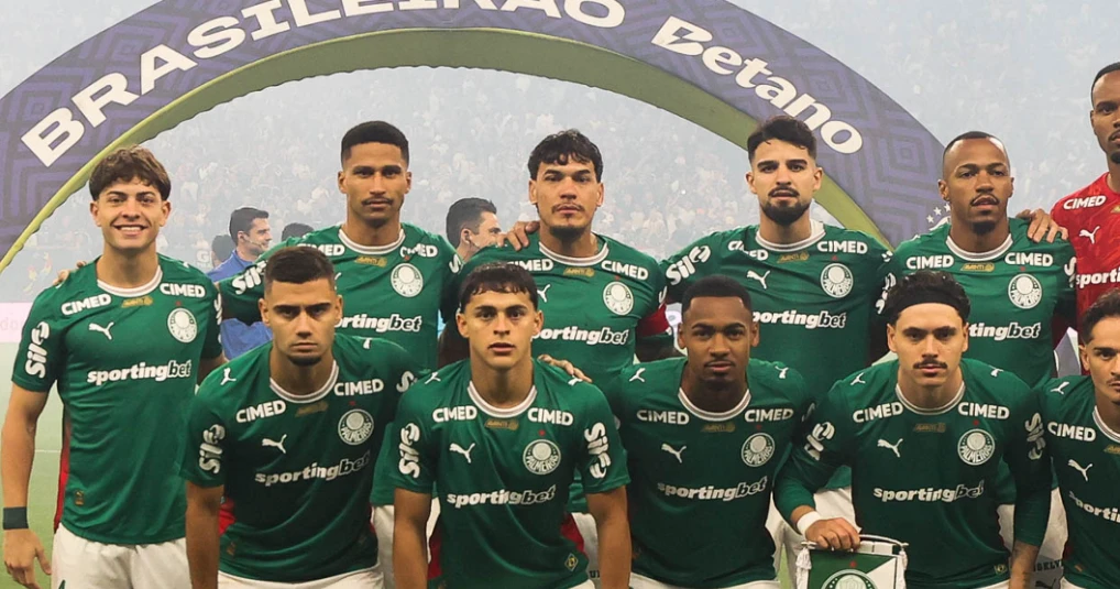 Torcida e jogadores aquecendo no gramado antes do reinício do Brasileirão