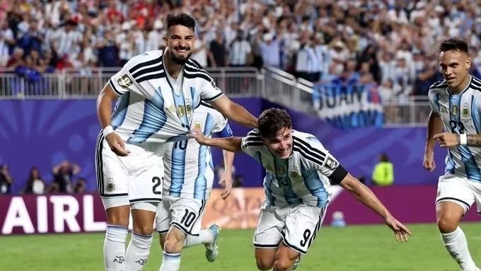 Flaco López com a camisa do Palmeiras comemorando após entrar em campo pela seleção argentina