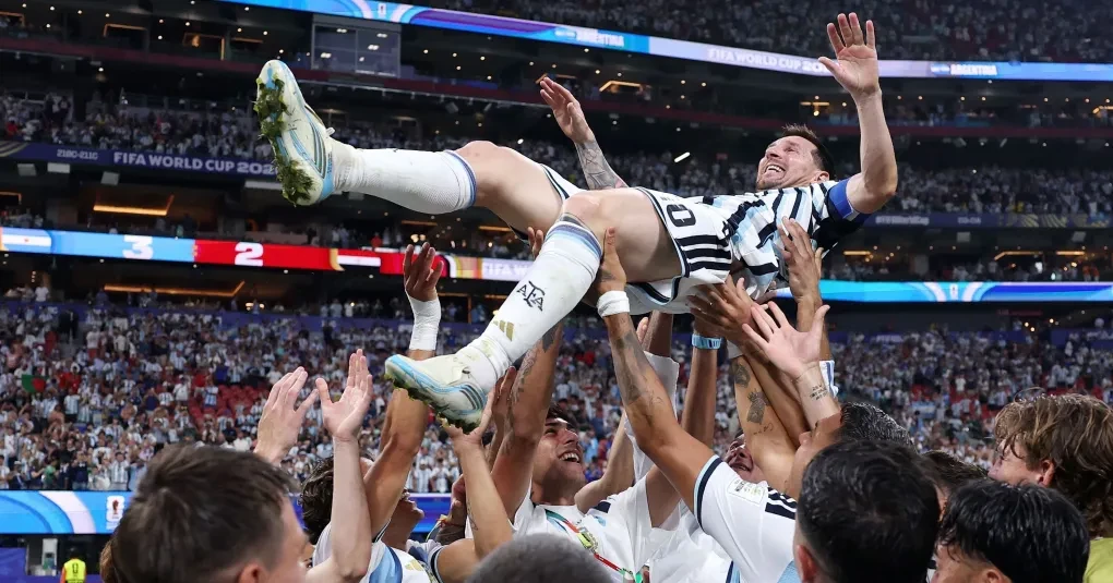 Torcedores olhando celular e reagindo a jogo da seleção argentina nas redes sociais