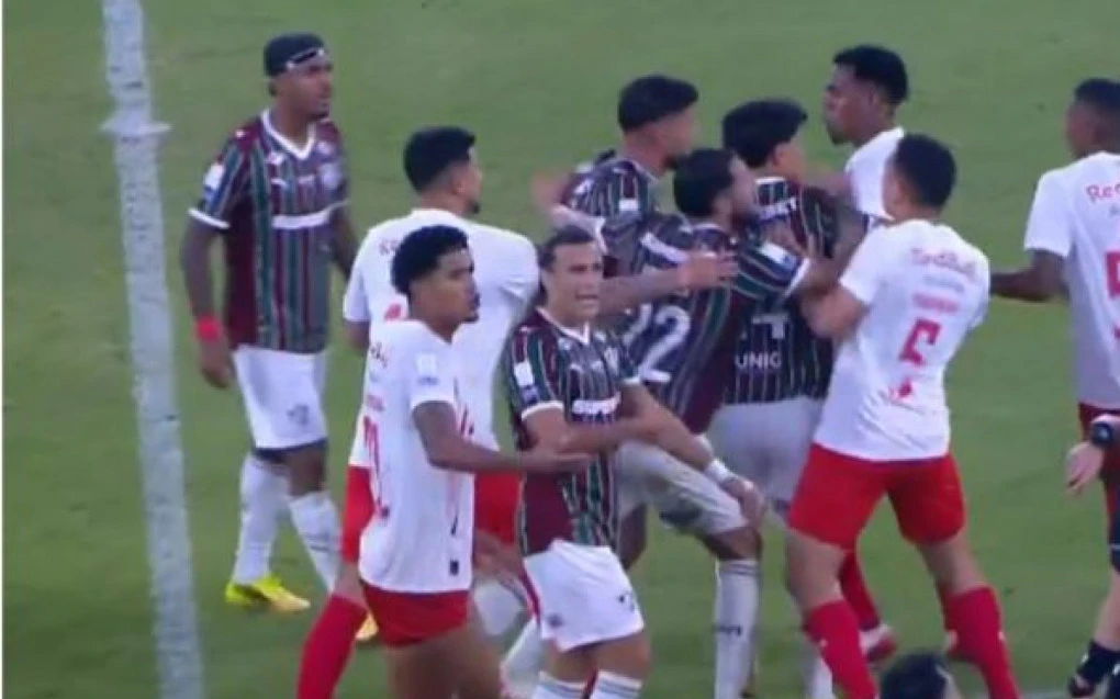 Briga generalizada entre Fluminense e RB Bragantino repercute nas redes
