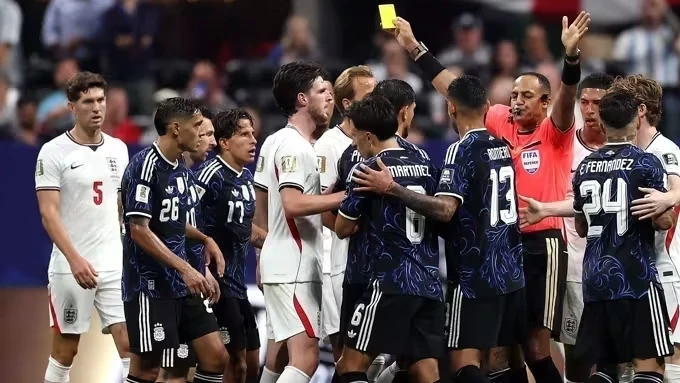Visão geral do Mercedes-Benz Stadium durante Inglaterra x Argentina, com jogadores em campo