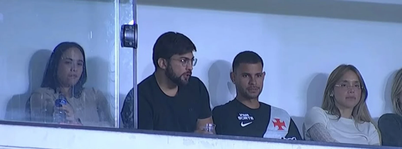 Bruno Guimarães observando o jogo em São Januário, sentado na arquibancada