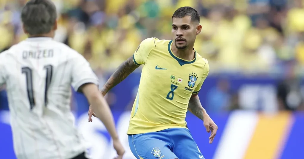 Bruno Guimarães em coletiva de imprensa, falando ao microfone