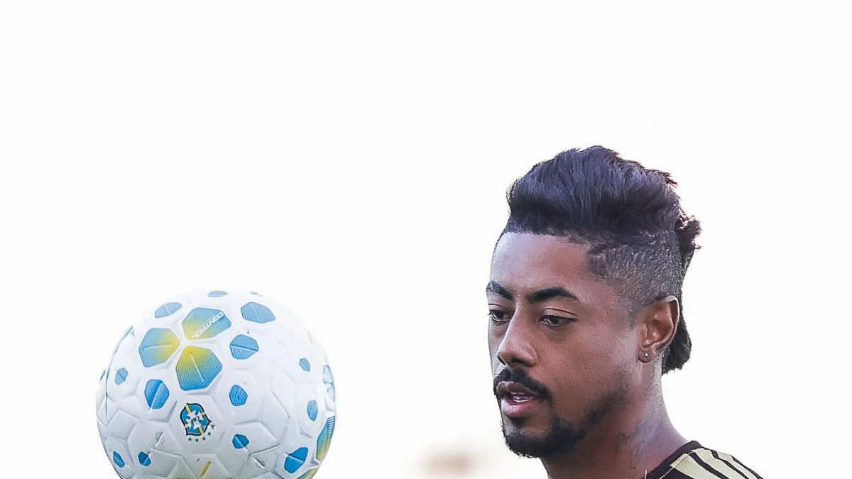 Bruno Henrique em treino do Flamengo nesta sexta-feira, olhando para o campo