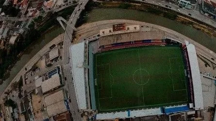 Vista geral da Arena Simon com jogadores em aquecimento antes da partida