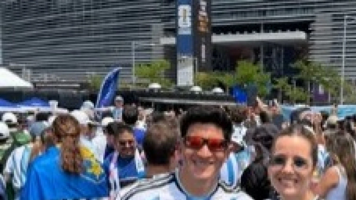 Germán Cano sentado ao lado da família nos Estados Unidos, sorrindo
