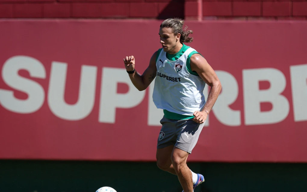Canobbio em treino no CT Carlos Castilho vestindo o treino do Fluminense