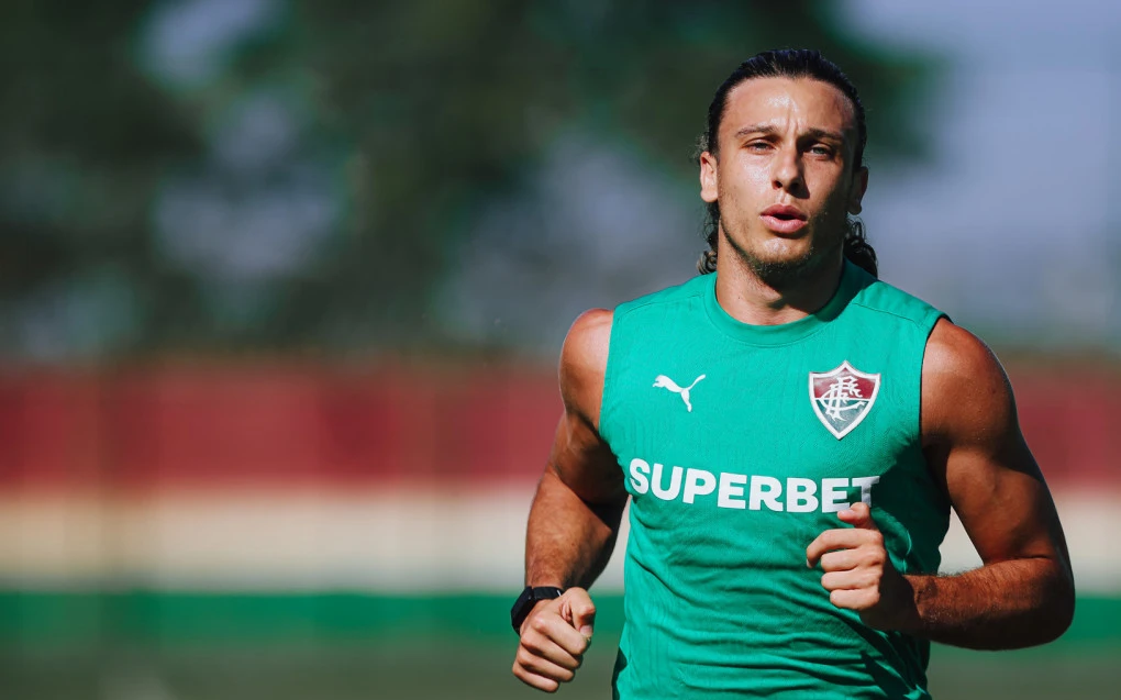 Canobbio durante treino no CT Carlos Castilho com bola em campo do Fluminense