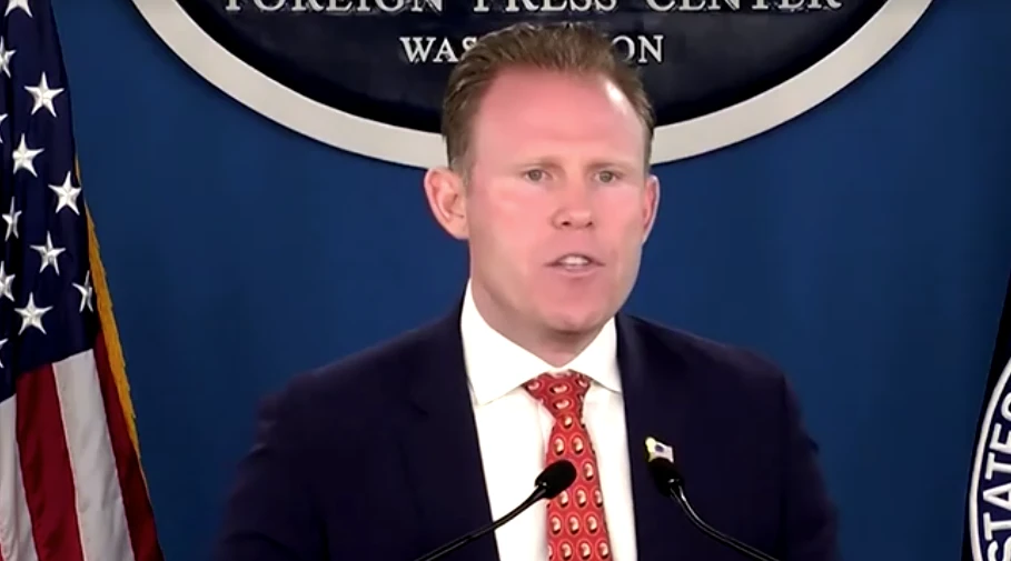 Andrew Giuliani falando com jornalistas na Casa Branca sobre medidas à delegação do Irã