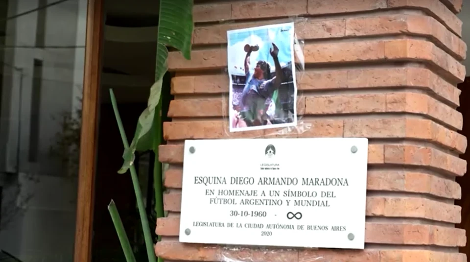Fãs com velas e fotos em frente à casa de Maradona em Buenos Aires