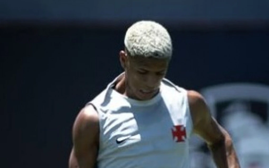 Cauan Barros vestindo roupa de treino do Vasco no gramado