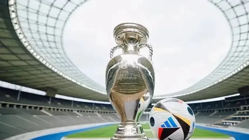 Apresentador da CazéTV anuncia transmissão com logo do canal ao fundo