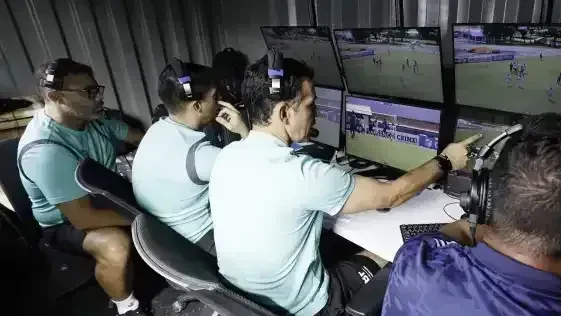 Técnicos e equipamentos de VAR sendo instalados dentro de um estádio