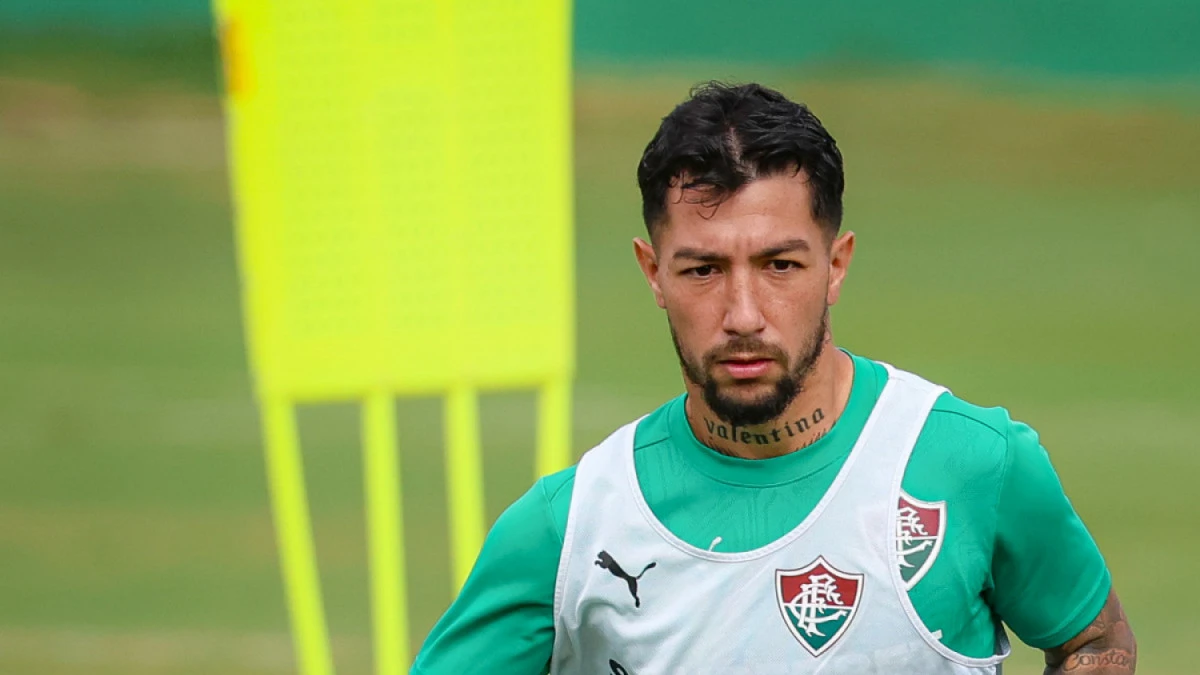 Lucho Acosta em treino do Fluminense, olhando para a bola