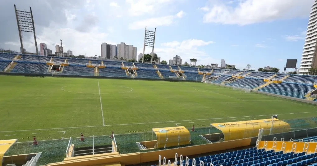 Vista geral do Estádio Presidente Vargas com torcida nas arquibancadas antes do jogo