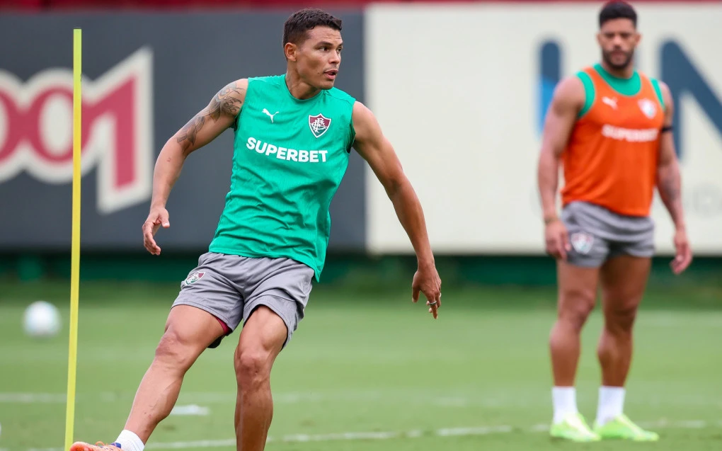 Hulk e Thiago Silva chegam ao Fluminense e iniciam disputa por vaga no time titular