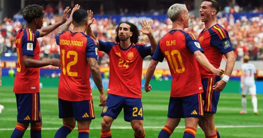 Jogadores da seleção espanhola comemorando um gol no SoFi Stadium