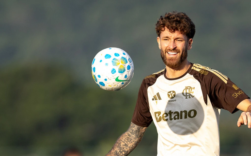 Léo Pereira em treino do Flamengo vestindo uniforme de treino no Ninho do Urubu