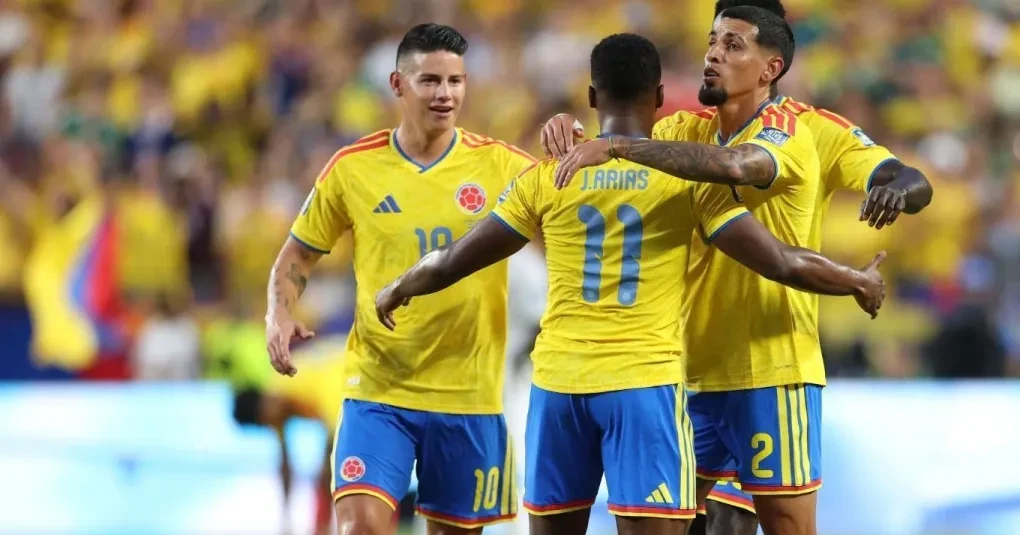 Atleta colombiano comemorando gol no Arrowhead Stadium contra Gana