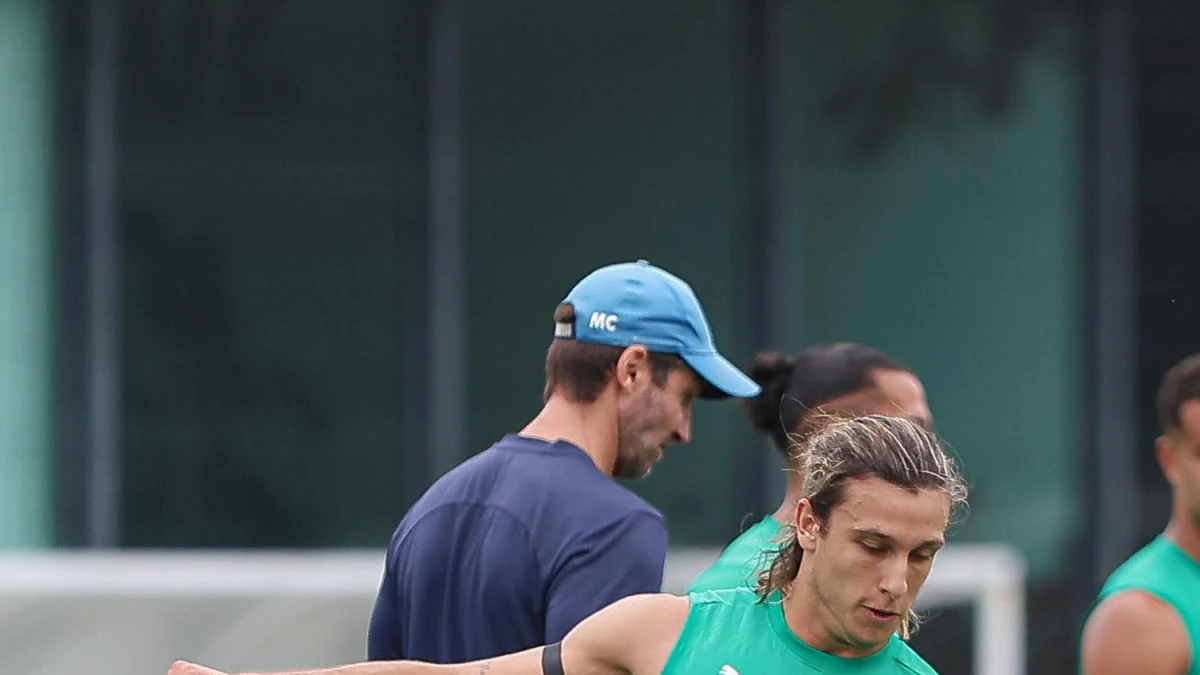 Canobbio vestindo a camisa do Fluminense durante treino em Laranjeiras