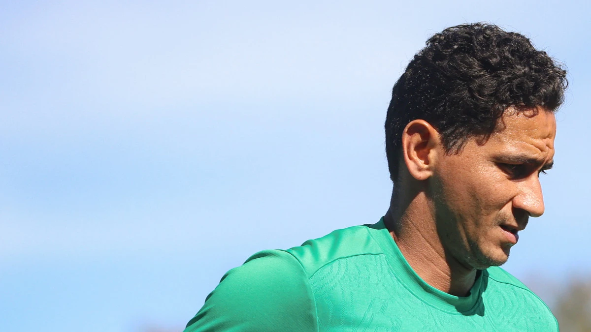 Paulo Henrique Ganso em treino do Fluminense com bola no gramado