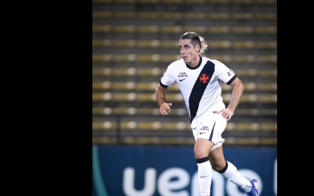Spinelli comemorando gol com a camisa do Vasco