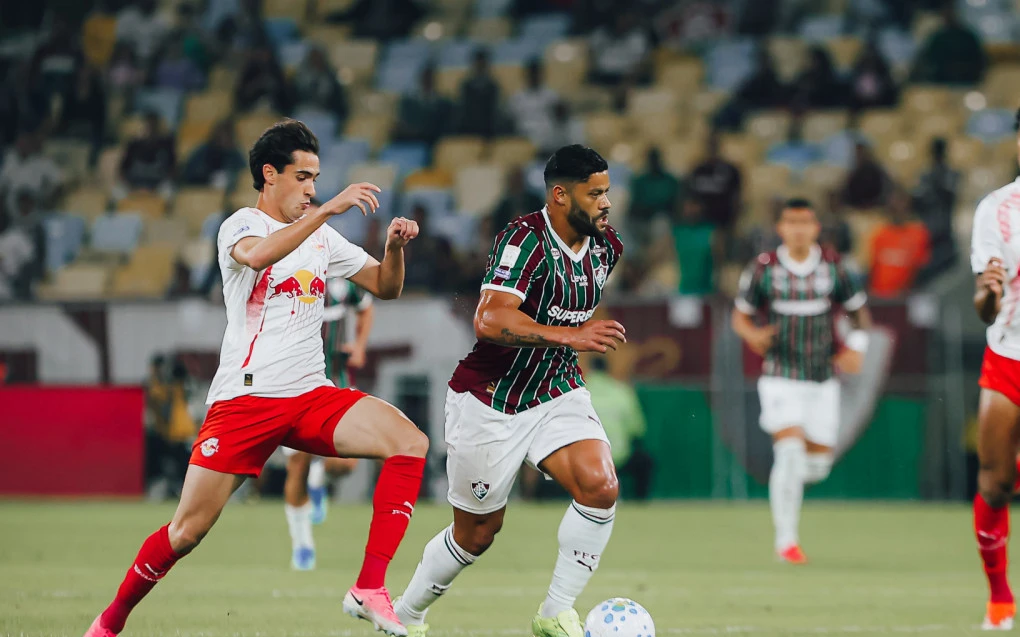 Jogadores do Fluminense e Red Bull Bragantino disputam bola durante partida