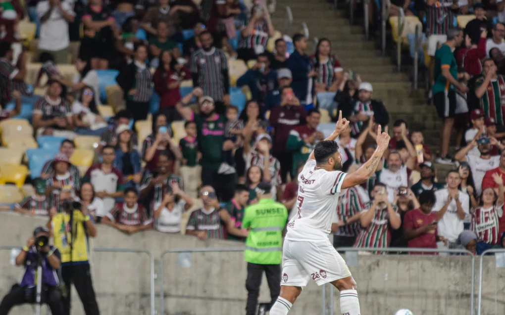 Hulk comemorando um gol pelo Fluminense no Maracanã