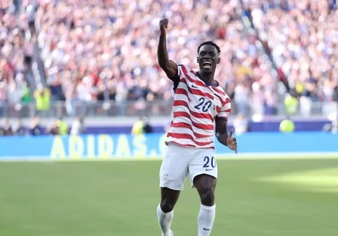 Imagem geral do jogo entre Estados Unidos e Bósnia no Lumen Field com jogadores em campo