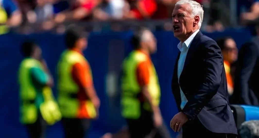 Didier Deschamps comemorando à beira do campo com a seleção francesa
