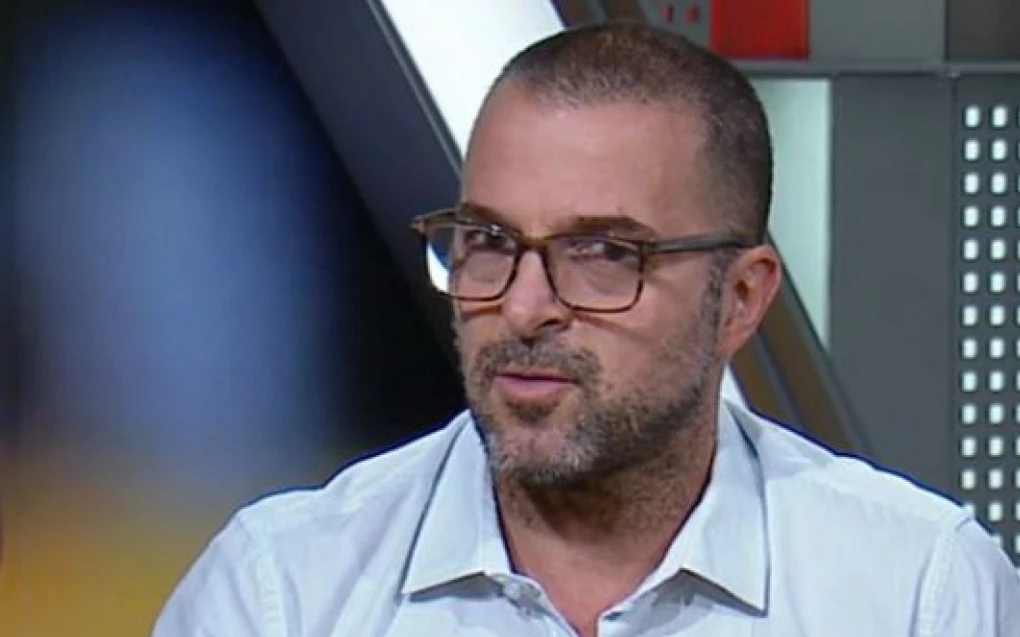 Zé Elias, ex-volante e comentarista, falando no estúdio