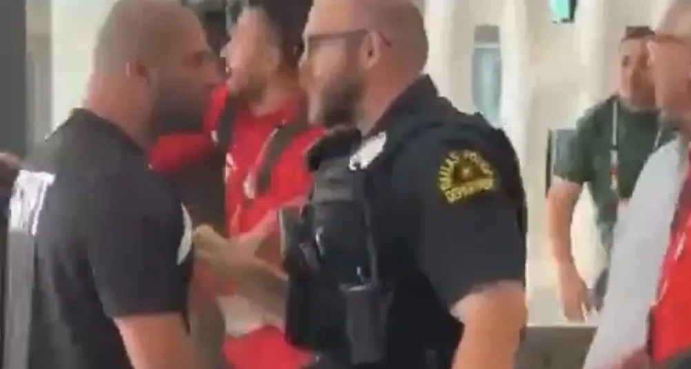 Torcedores egípcios e policiais em frente a hotel em Dallas durante chegada da seleção