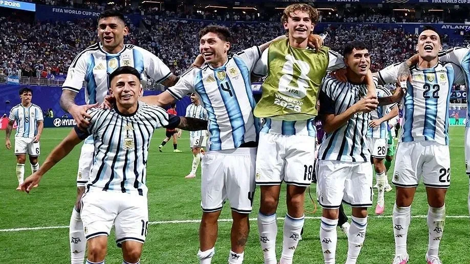Torcedores argentinos cantando e vibrando nas arquibancadas durante partida da Copa do Mundo 2026