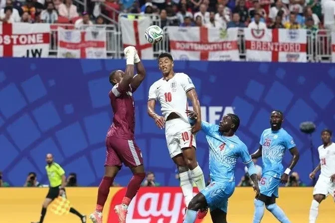 Lionel Mpasi embaixo da trave defendendo bola durante jogo pela seleção da República Democrática do Congo