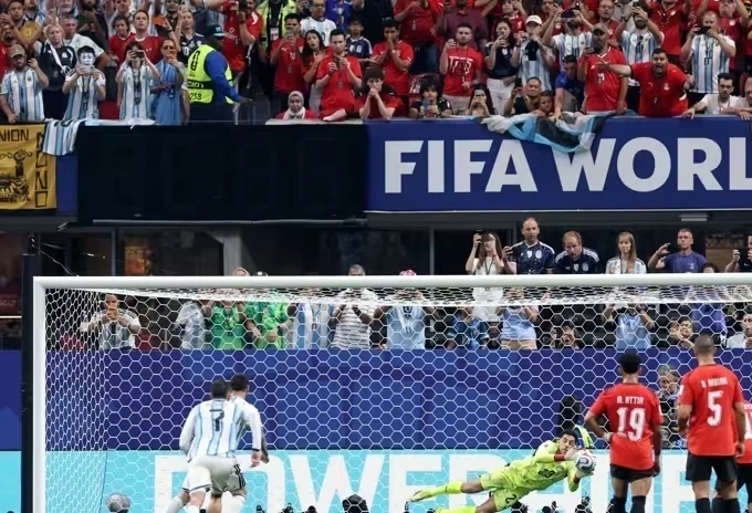 Mostafa Shobeir esticando o braço para defender pênalti de Lionel Messi